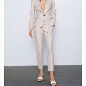 ZARA Skinny Trousers in a Beige/Tan Colour in a Size 2/34